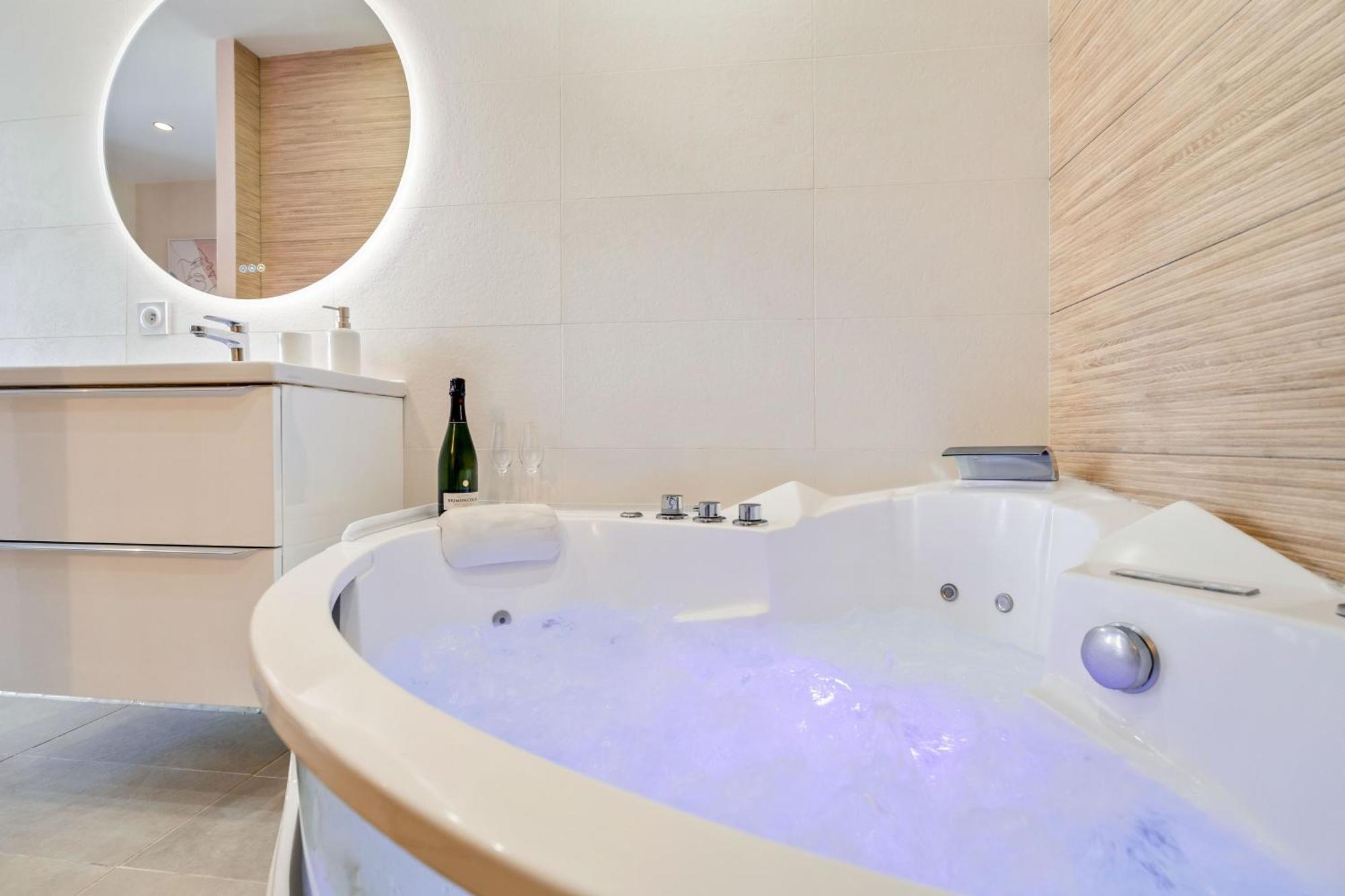 Nice Renting - Love Room Massena - Luxe Room - Jacuzzi - Terrace - King Bed - Ac ภายนอก รูปภาพ