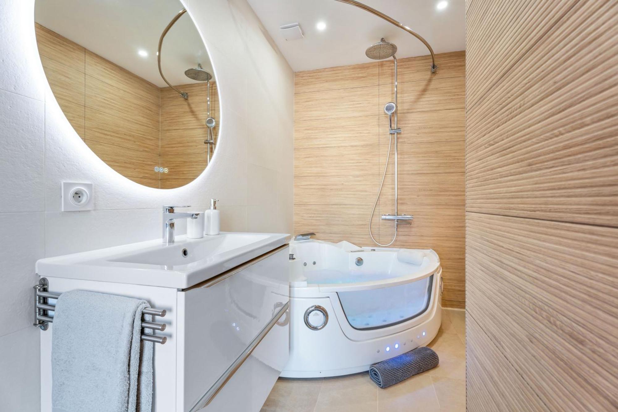 Nice Renting - Love Room Massena - Luxe Room - Jacuzzi - Terrace - King Bed - Ac ภายนอก รูปภาพ