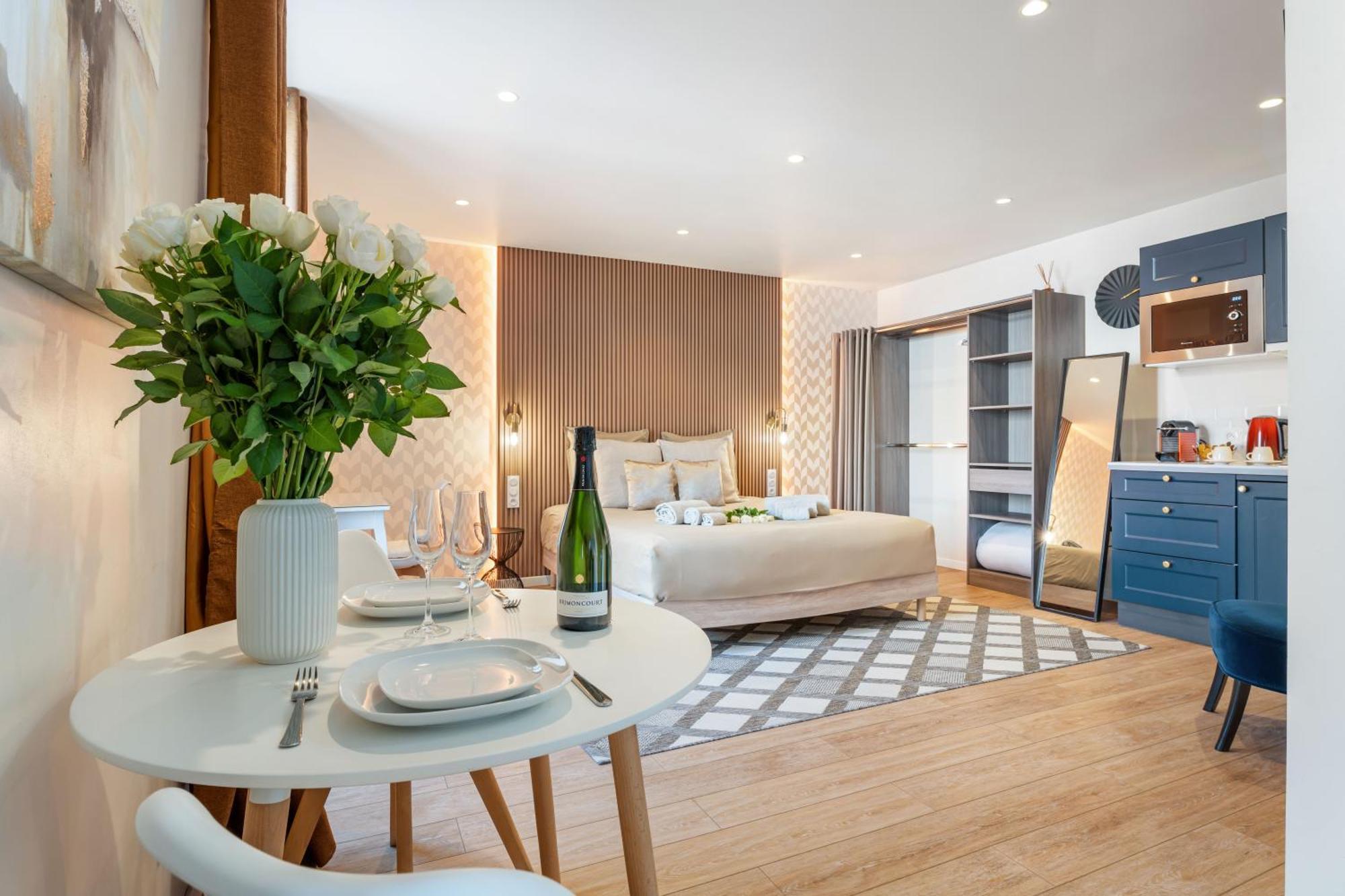 Nice Renting - Love Room Massena - Luxe Room - Jacuzzi - Terrace - King Bed - Ac ภายนอก รูปภาพ